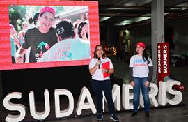 Maria Irene Gavilán, gerente de División de Banca de Personas y Pymes en Sudameris, durante el encuentro con los voluntarios de TECHO Paraguay.
