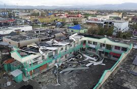 Una vista aérea muestra edificios dañados tras el paso del huracán Melissa, en Westmoreland, Jamaica.