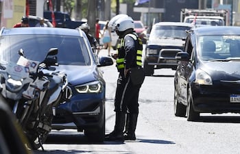 Agentes de la PMT de Asunción en un procedimiento de control vehicular en el eje corporativo de Aviadores del Chaco y Santa Teresa. (Archivo)