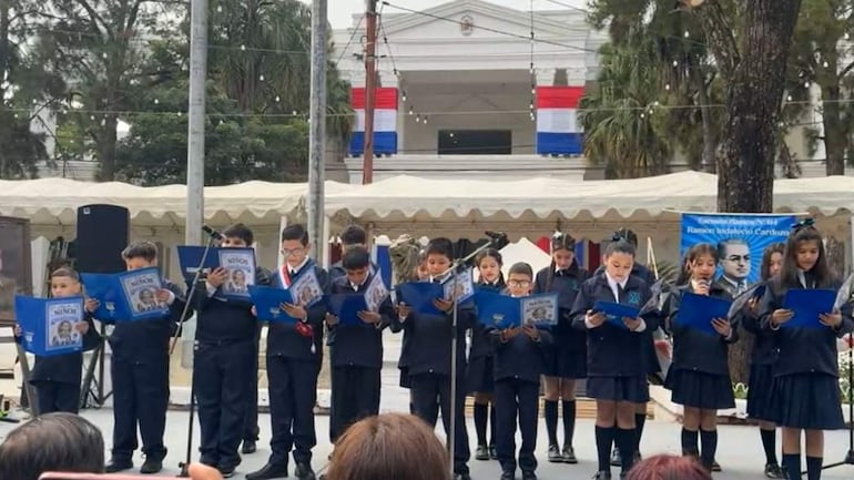 Alumnos de la Escuela Básica N° 114 Ramón Indalecio Cardozo interpretaron una canción en honor al reconocido docente.