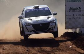 El Peugeot 208 Rally4 de Diego Cruz en la clasificación del Rally del Chaco 2024 en el Autódromo Rubén Dumot, en Capiatá, Paraguay.