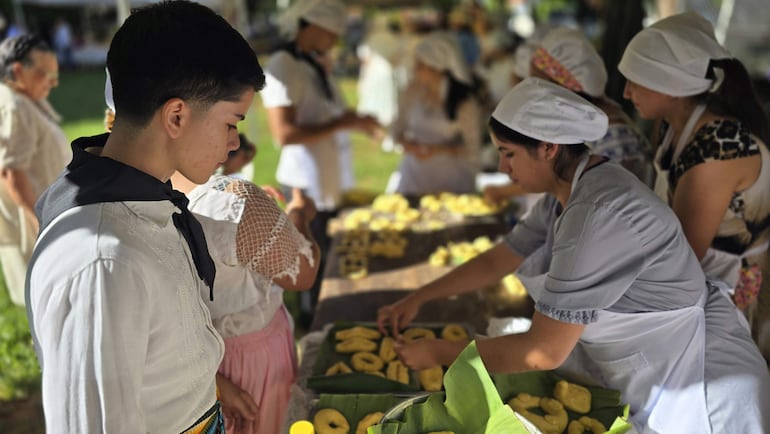 La elaboración de chipa es una de las tradiciones de Semana Santa más representativas de Paraguay.