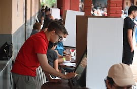 Jornada de elección con máquinas de votación.