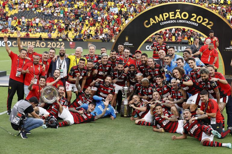 Jugadores de Flamengo posan con el trofeo al ganar hoy, la Copa Libertadores ante Athletico Paranaense en el estadio Monumental Isidro Romero en Guayaquil (Ecuador). 