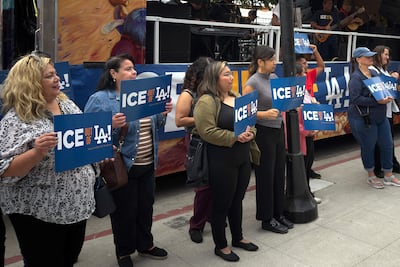 Fotografía cedida por la Coalición por los Derechos Humanos de los Inmigrantes que muestra activistas y miembros de organizaciones durante una manifestación contra los arrestos migratorios ordenados por el Gobierno de Donald Trump, este jueves, frente a la Corte Federal de Los Ángeles (Estados Unidos).