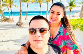 Wilfrido Caceres, exjefe de Gabinete de la Municipalidad de Asunción junto a su esposa, también sospechada, Ruth Da Silva, en uno de sus tantos viajes, lujo del cual no se privaban pese a tener otros millonarios gastos.