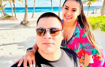 Wilfrido Caceres, exjefe de Gabinete de la Municipalidad de Asunción junto a su esposa, también sospechada, Ruth Da Silva, en uno de sus tantos viajes, lujo del cual no se privaban pese a tener otros millonarios gastos.