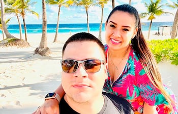 Wilfrido Caceres, exjefe de Gabinete de la Municipalidad de Asunción junto a su esposa, también sospechada, Ruth Da Silva, en uno de sus tantos viajes, lujo del cual no se privaban pese a tener otros millonarios gastos.