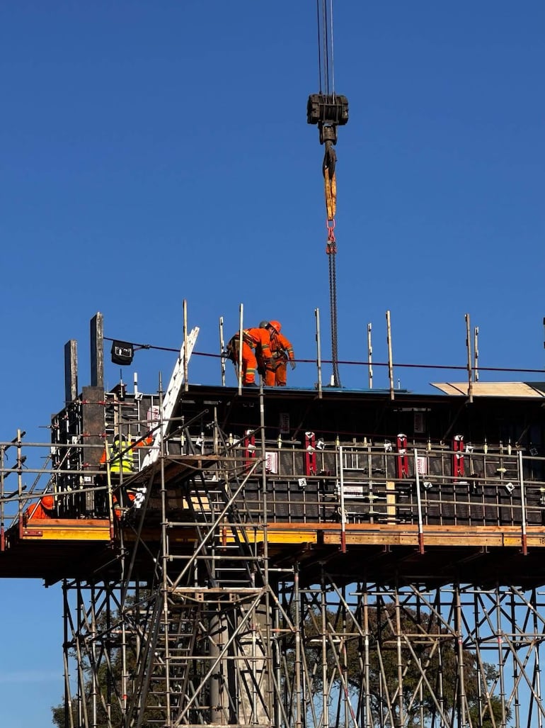 Construcción de la autopista elevada.