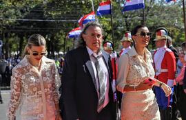 Elke Szmuc Castillo, José Ortiz y Carmen Castillo llegan a la Catedral Metropolitana de Asunción, para el Tedeum. josé ortiz