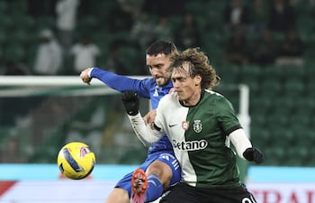 Diego Duarte (i), del AFS Vila das Aves, disputa el balón con Ricardo Mangas, del Sporting Lisboa, durante un partido reciente por los cuartos de final de la Copa de Portugal. EFE