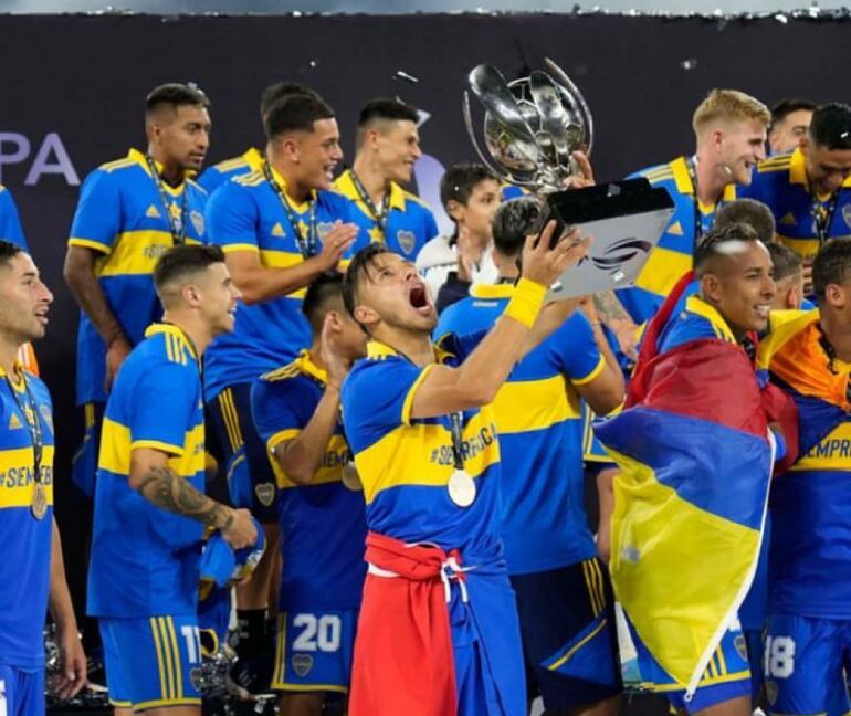 Óscar Romero, jugador de Boca Juniors, con el trofeo de la Supercopa Argentina 2022.