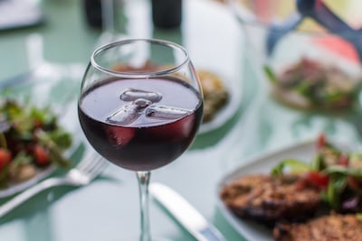 Copa de vino tinto con hielo