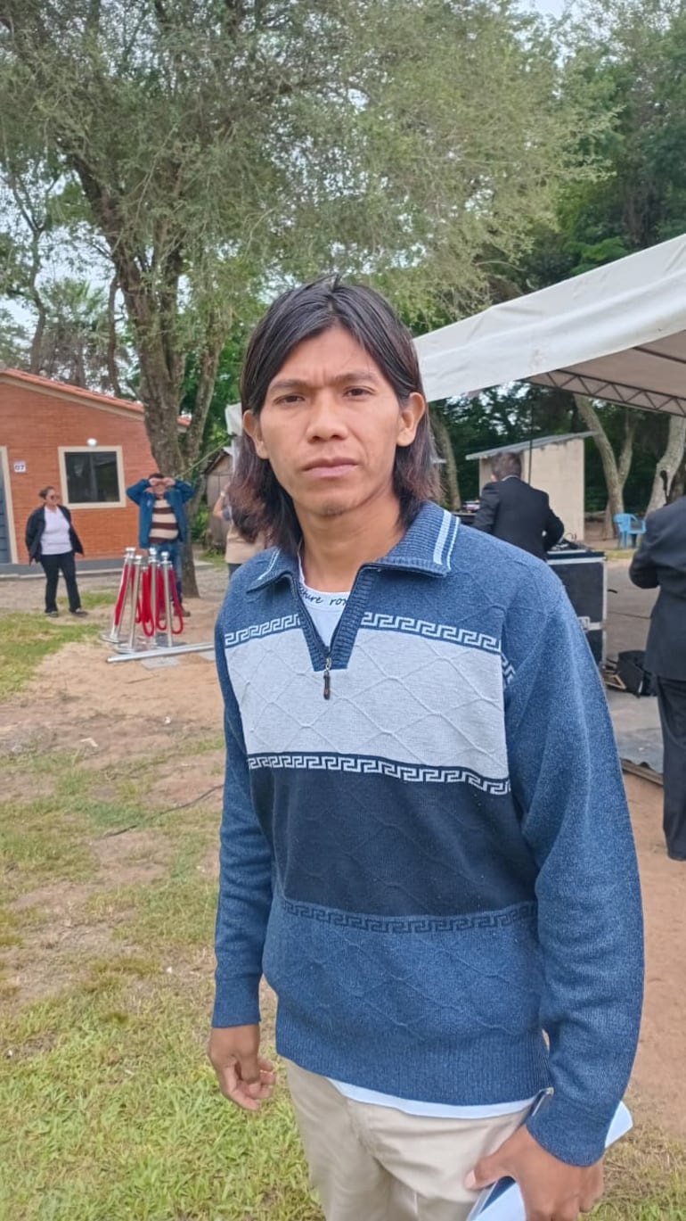 Valeriano Duarte, líder de la comunidad indígena Tarumandy'i, ubicada en Luque, exige al gobierno la entrega de las 39 viviendas sociales que les fueron adjudicadas.