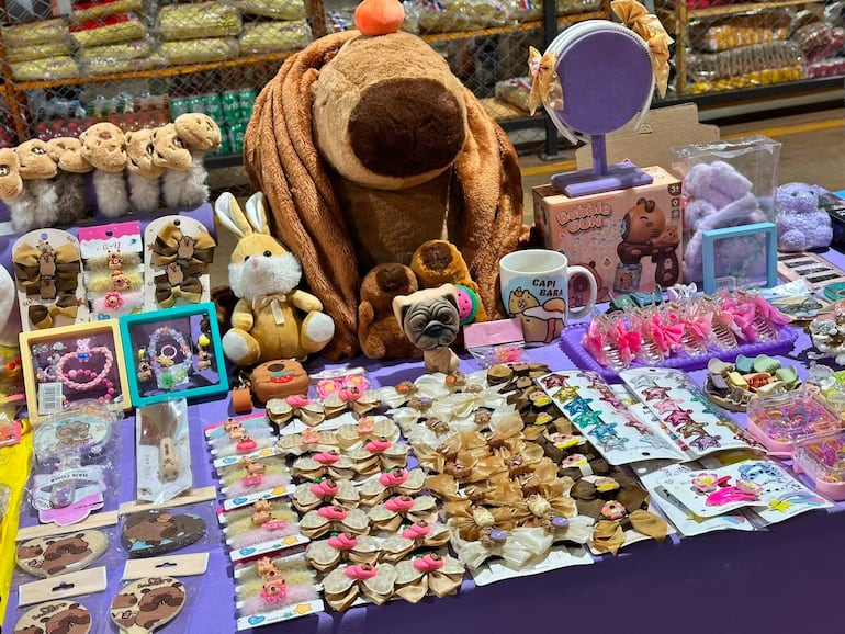 Se exhiben diversos productos en un puesto del pasillo de regalos Abasto Este.
