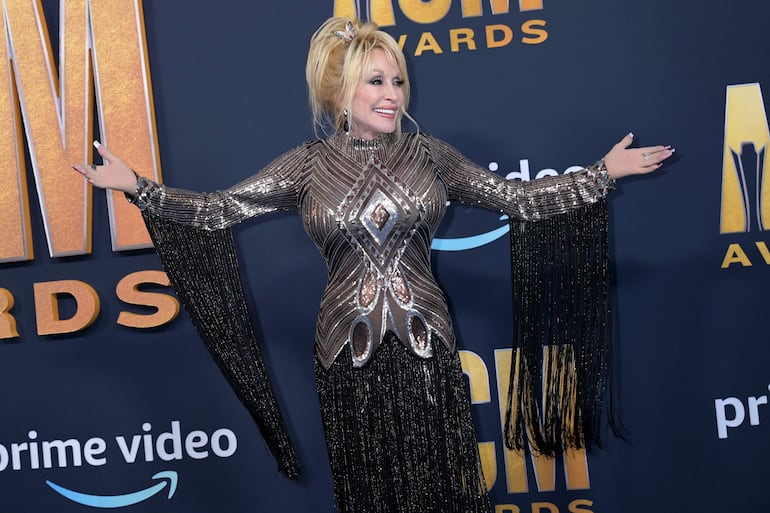 Dolly Parton llegando a la 57.ª edición de los premios de la Academia de Música Country en el estadio Allegiant de Las Vegas, Nevada, el 7 de marzo de 2022. La legendaria cantante, compositora e ícono de la música country estadounidense Dolly Parton ha fallecido a los 80 años, según anunció su familia el 25 de agosto. (Bridget BENNETT / AFP)
