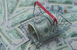 Existe un fenómeno técnico llamado “traspaso de tipo de cambio a precio”, donde los productores y comerciantes actúan con cautela, esperando confirmar si la baja de la moneda es permanente o temporal.