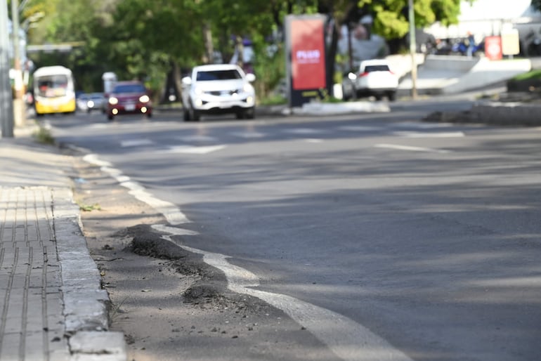 Hundimientos en el asfaltado de la avenida Mariscal López.