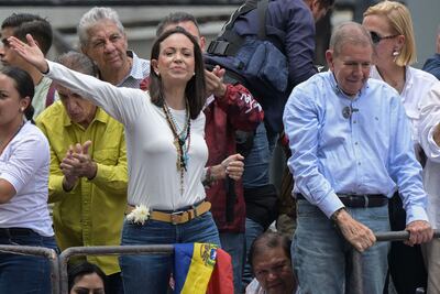 La líder de la oposición venezolana María Corina Machado y el candidato presidencial de la oposición Edmundo González Urrutia saludan a sus partidarios durante una manifestación. El partido de la líder opositora de Venezuela María Corina Machado, Vente Venezuela, denunció este viernes un “atraco” a su sede durante la madrugada, cuando seis hombres armados y con el rostro cubierto “sometieron a los vigilantes” para “llevarse equipos y documentos”.