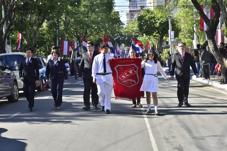 Desfile estudiantil por las fechas patrias en el centro histórico de Asunción