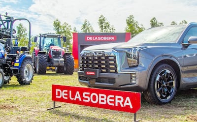 Con fuerte presencia, la empresa exhibe equipos y vehículos pensados para distintos desafíos productivos.