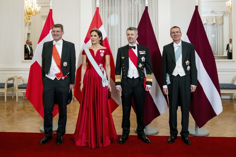 El rey Federico X de Dinamarca y la reina Mary junto al presidente de Letonia, Edgars Rinkevics, y el ministro de Defensa, Troels Lund Poulsen, en una cena de estado en el Castillo de Riga. (EFE/EPA/Ida Marie Odgaard)
