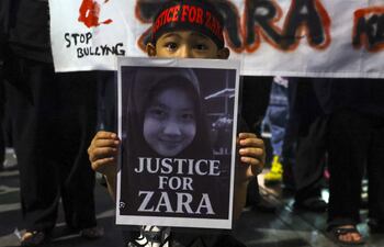 Una niña sostiene una pancarta durante una manifestación en solidaridad con Zara Qairina en Kuala Lumpur, Malasia, el 15 de agosto de 2025. Zara, de 13 años y originaria del estado de Sabah, fue encontrada gravemente herida e inconsciente bajo un dormitorio escolar la madrugada del 16 de julio y falleció al día siguiente en el hospital. Su muerte desató la indignación pública, con acusaciones de acoso escolar y preocupación por las deficiencias en la investigación inicial que surgieron en redes sociales.
