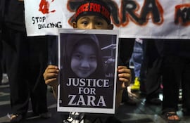 Una niña sostiene una pancarta durante una manifestación en solidaridad con Zara Qairina en Kuala Lumpur, Malasia, el 15 de agosto de 2025. Zara, de 13 años y originaria del estado de Sabah, fue encontrada gravemente herida e inconsciente bajo un dormitorio escolar la madrugada del 16 de julio y falleció al día siguiente en el hospital. Su muerte desató la indignación pública, con acusaciones de acoso escolar y preocupación por las deficiencias en la investigación inicial que surgieron en redes sociales.