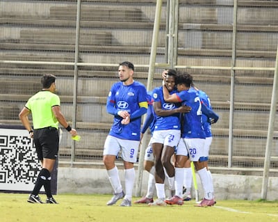 Celebración de los jugadores del Inde luego de la concreción de uno de los tres goles.