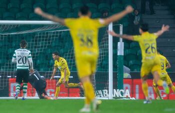 El defensa paraguayo #16 de Nacional, Alan Núñez (C), celebra marcar el primer gol de su equipo durante el partido de fútbol de la Liga Portuguesa entre Sporting CP y CD Nacional da Madeira en el estadio José Alvalade de Lisboa el 1 de febrero de 2026. (Foto de PATRICIA DE MELO MOREIRA / AFP)