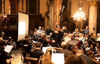 El compositor y director paraguayo Diego Sánchez Haase en la Basílica del Stmo. Sacramento, de Buenos Aires, cuando dirigió “El Mesías”, en diciembre de 2025.