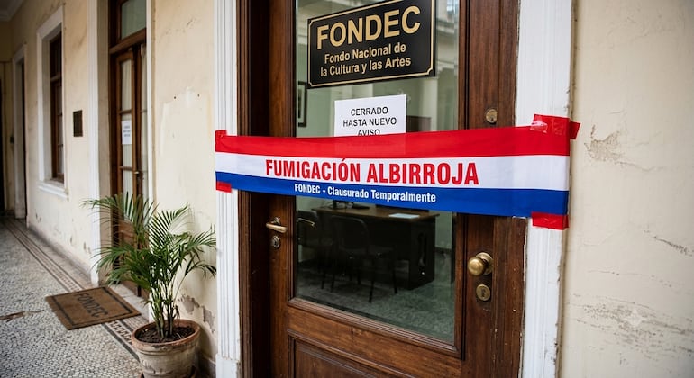 ¿Fumigación o festejo? Fondec anuncia cierre de oficinas y las redes lo vinculan al partido de la Albirroja - Nacionales