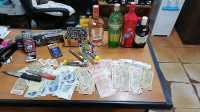 Dinero, armas blancas y mercaderías halladas en poder de José Antonio Medina (39) y  Kevin Miguel Vega Leguizamón (19) tras un asalto a una tienda de la cadena Biggie en Luque.