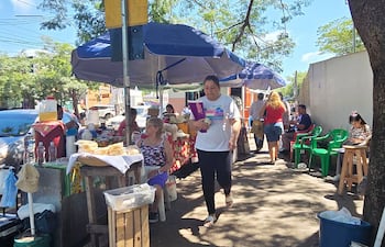 Vendedores ambulantes copan calle y vereda en los alrededores del Hospital Ingavi del IPS.
