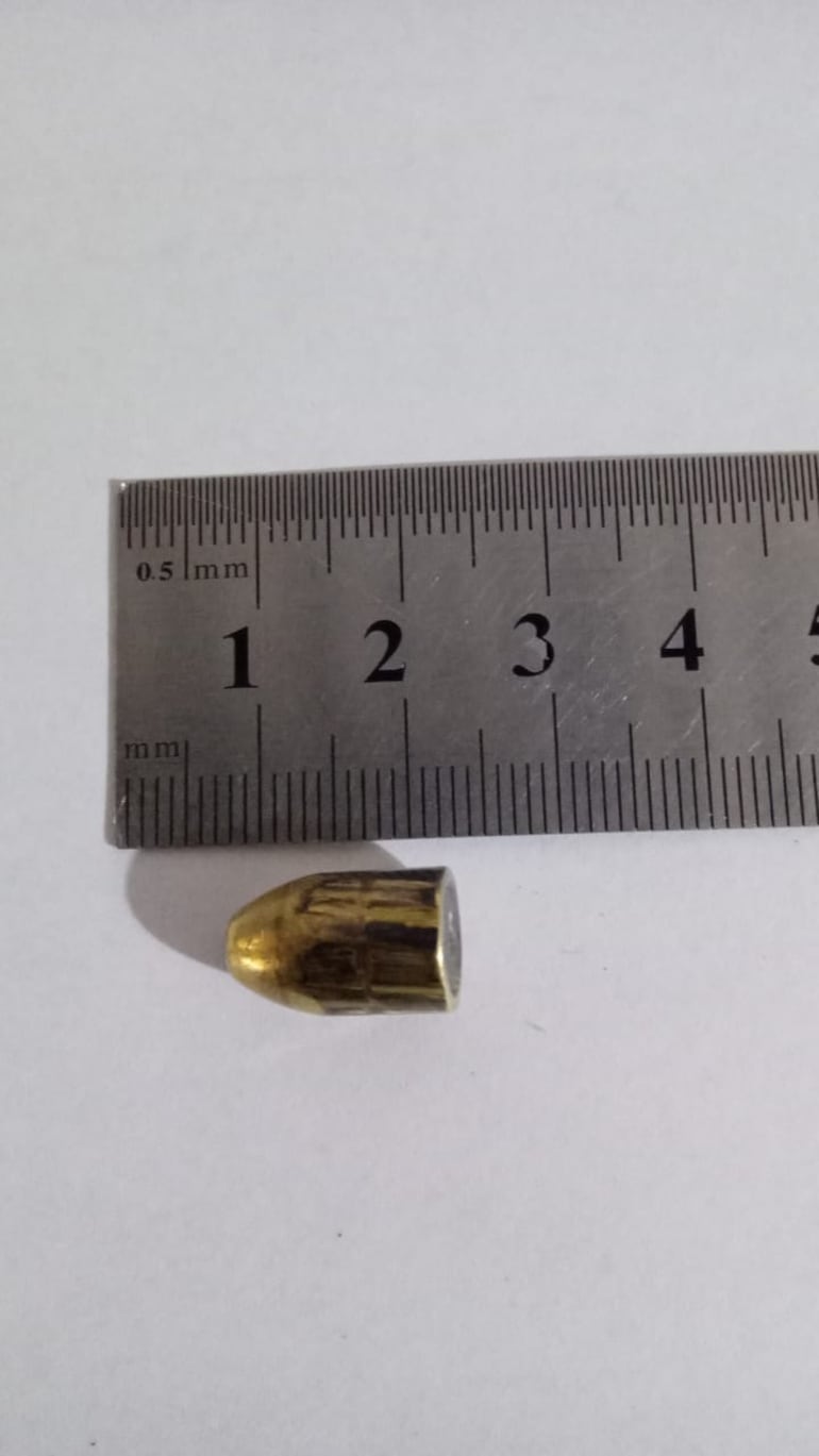 Bala perdida atraviesa el techo y cae a centímetros de una niña en Concepción - Policiales