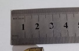 Bala encamisada con núcleo de plomo, encontrada en la cama luego de que atravesara el techo de la casa.