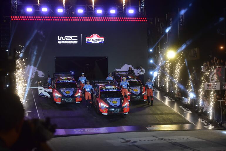 El campeón del mundo, Thierry Neuville, lideró al equipo Hyundai en la partida ceremonial.