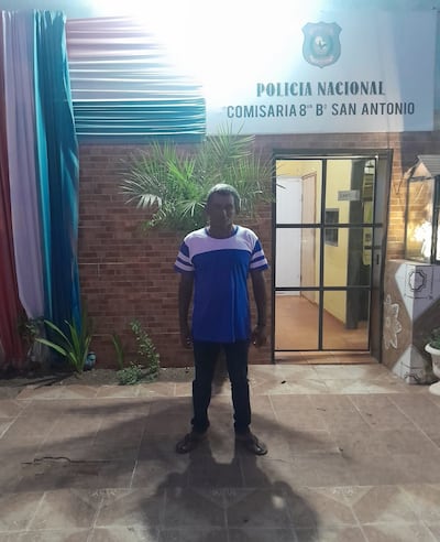 Juan Carlos Gutiérrez Medina, frente a la comisaria en Concepción, donde fue llevado para confirmar su identidad, tras 35 días de supuesta desaparición.