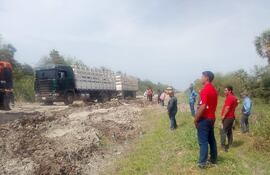 Los vehículos quedaron atascados por más de 10 horas a consecuencia de un camión atrapado en el precario tramo.