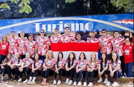 La delegación paraguaya esperando cruzar la frontera, rumbo a Playa Varese de Mar del Plata, para afrontar el Cuatro Naciones, desde mañana.