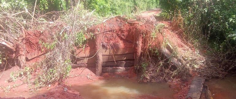 Pobladores de Potrerito del distrito de Acahay piden la reparación del puente Reventón.