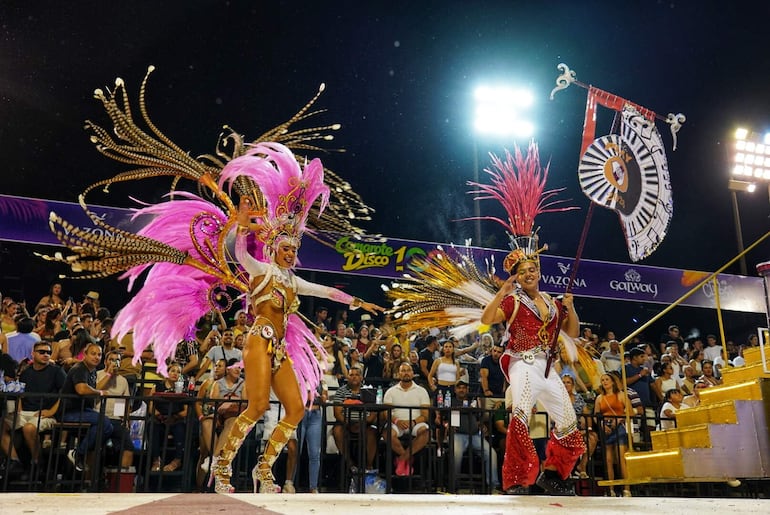 Samba y color ante más de 14.000 espectadores en Encarnación.