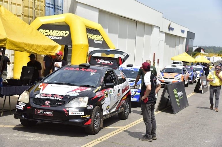 Los autos y las tripulaciones realizan las verificaciones técnica, administrativa y seguridad del Rally del Chaco 2026 en Hangares P.A.S., en Luque, Paraguay.
