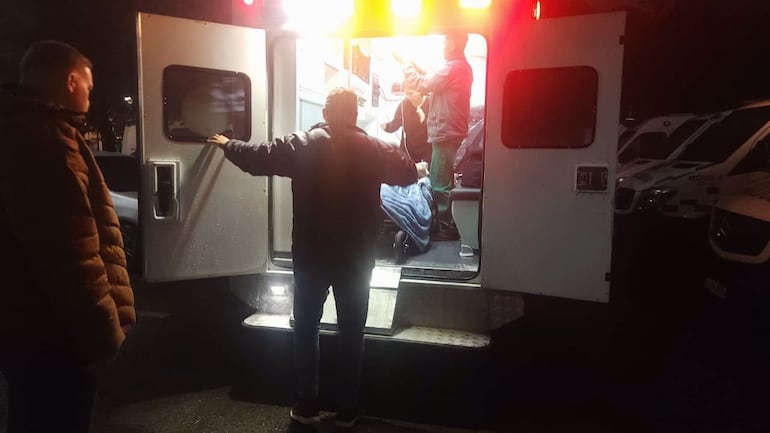 El suboficial mayor Víctor Raúl Gavilán, al momento del traslado hasta el Hospital Policial en Asunción. Sobrevivió a un ataque donde fueron acribilladas tres personas.