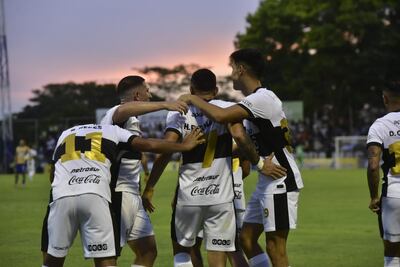 Celebración de los jugadores de Olimpia tras el gol de Hugo Fernández