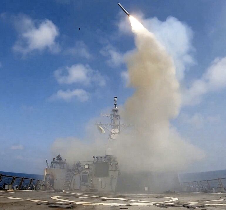 Disparo de un misil estadounidense durante el  ataque terrestre en apoyo de la operación Furia Épica contra el régimen iraní.