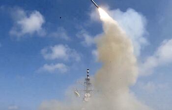 Disparo de un misil estadounidense durante el ataque terrestre en apoyo de la operación Furia Épica contra el régimen iraní.