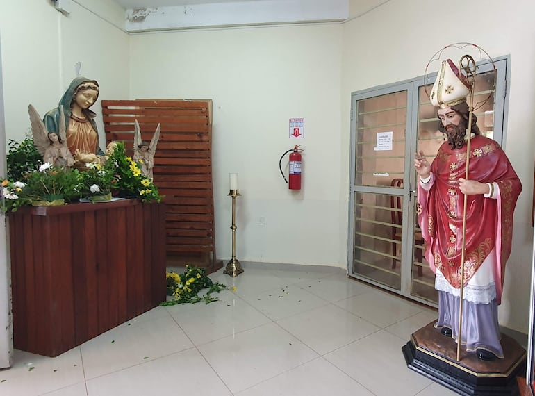 La imagen mayor de San Blas fue sacada del templo por un grupo de jóvenes. 