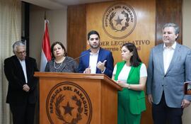 El senador Ignacio Iramain (PEN), la senadora Esperanza Martínez (Frente Guasu), el diputado Raúl Benítez, la diputada Johanna Ortega (País Solidario) y el senador Rafael Filizzola (PDP).