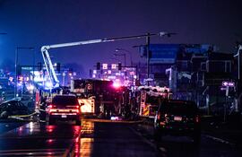 Los miembros del servicio de emergencia responden a un accidente aéreo en un vecindario cerca de Cottman Avenue en Filadelfia, Pensilvania.